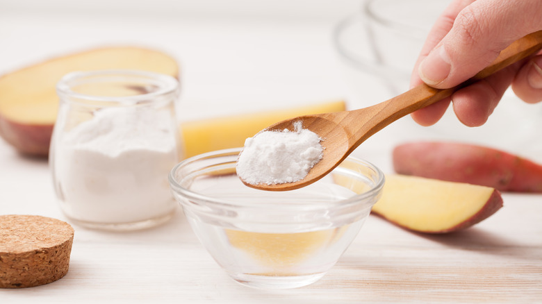 Baking soda water for parboiling potatoes