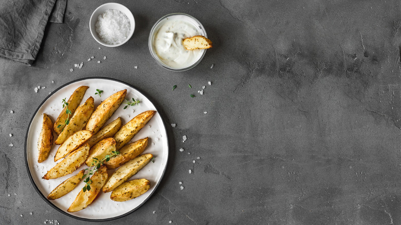 Crispy oven fries with salt