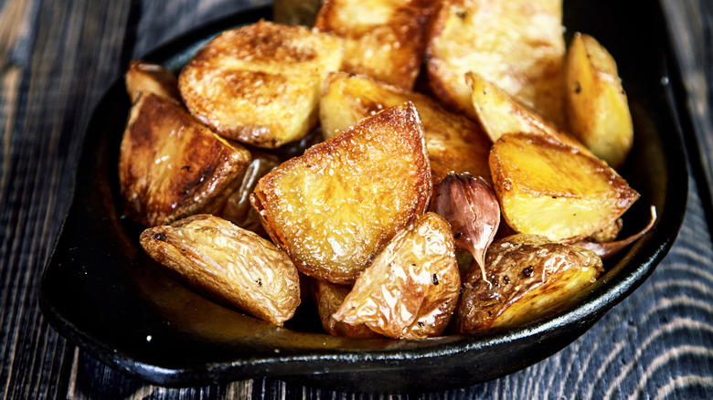 Crispy potatoes with garlic