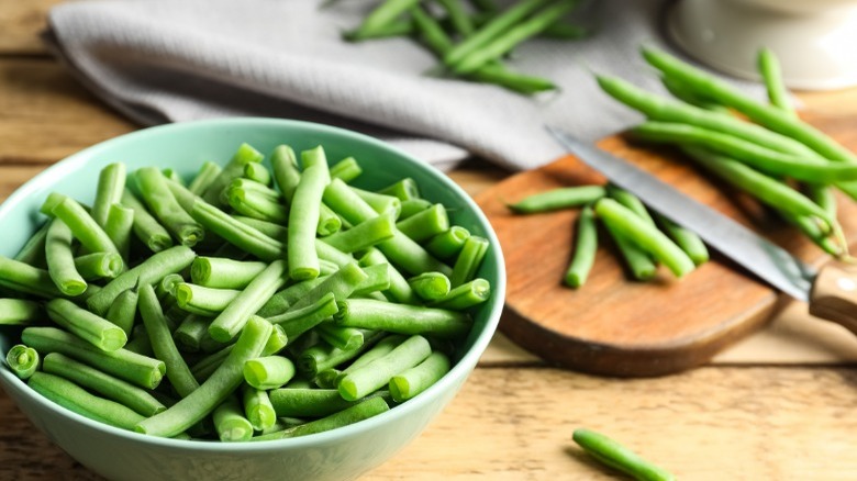 A bowl of trimmed green beans