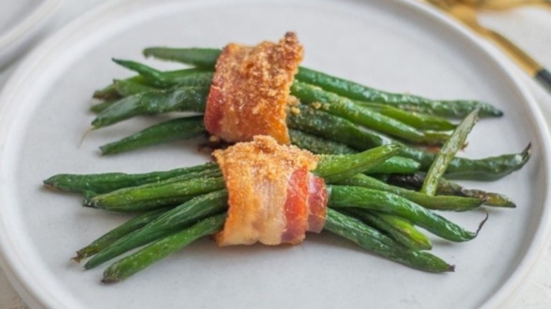 Green beans wrapped in bacon