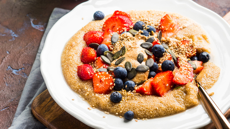 Amaranth porridge with berries and seeds