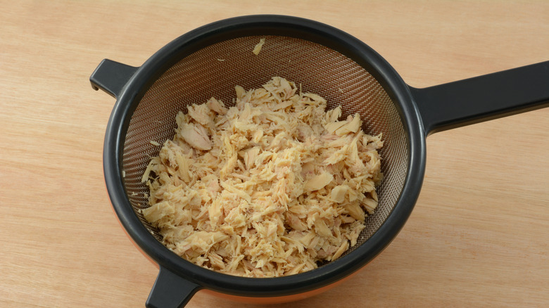 Draining and drying out tuna