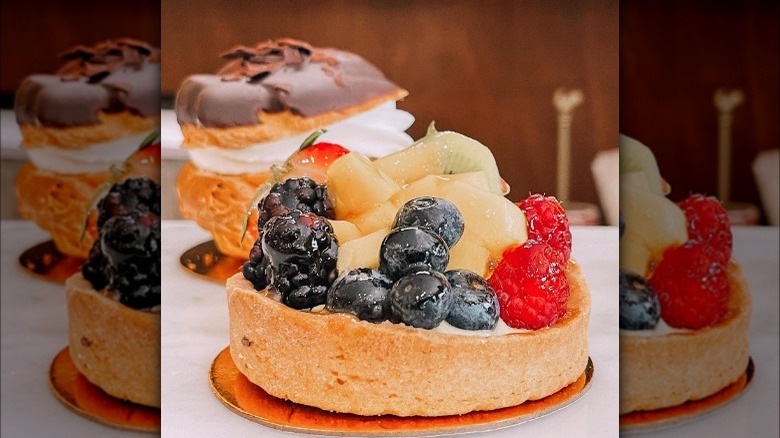 Fruit tart with fresh fruit