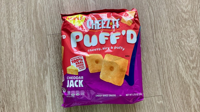 Cheddar Puff'd﻿ Cheez-Its bag