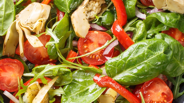 Salad with artichokes and onions 