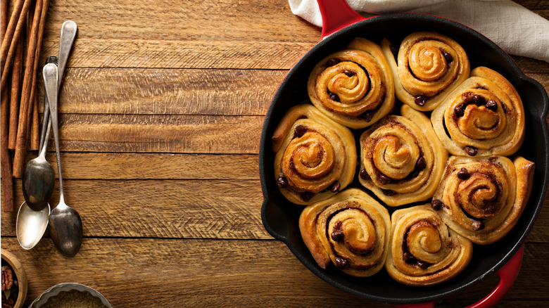 cinnamon buns with chocolate chips