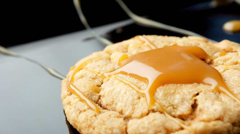 Caramel sauce on cookie