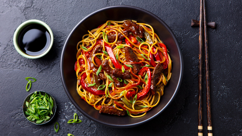 Stir fry noodles with veggies