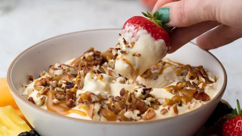 Cheesecake fruit dip with strawberry