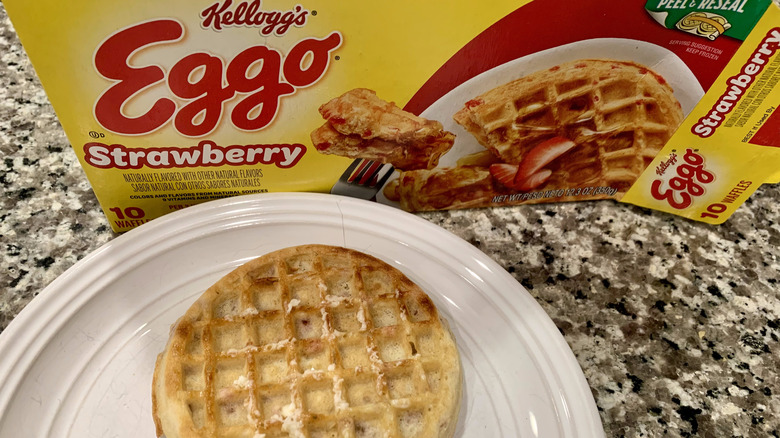 eggo strawberry frozen toaster waffles