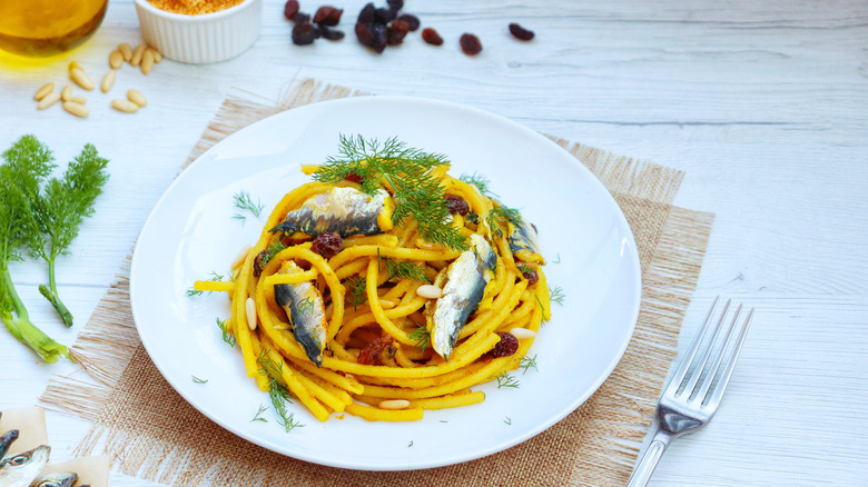 Pasta with sardines and raisins