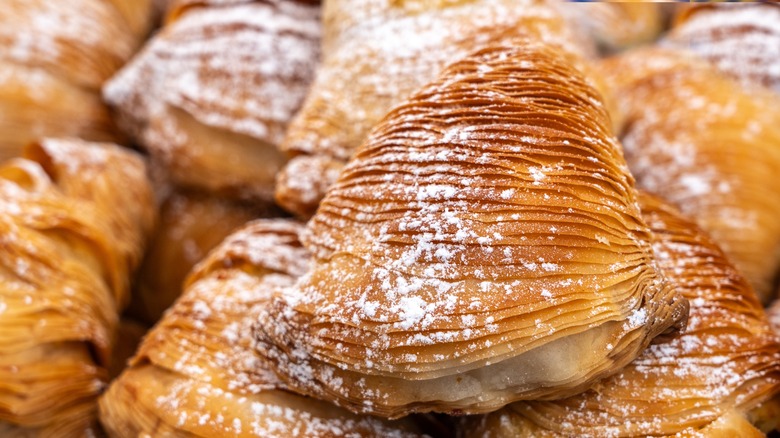 Italian cream horns with filling