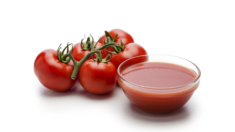 tomato sauce and fresh tomatoes