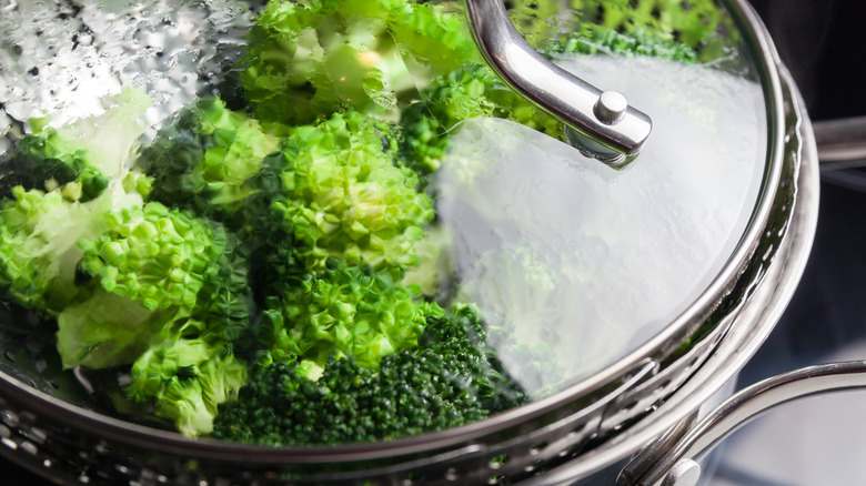 broccoli closed in steamer pot 