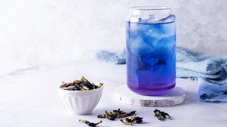butterfly pea tea with dry flowers 