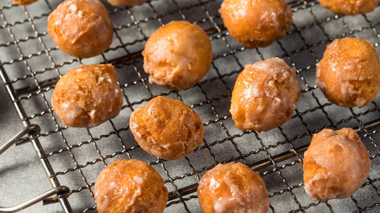 Old-fashioned donut holes