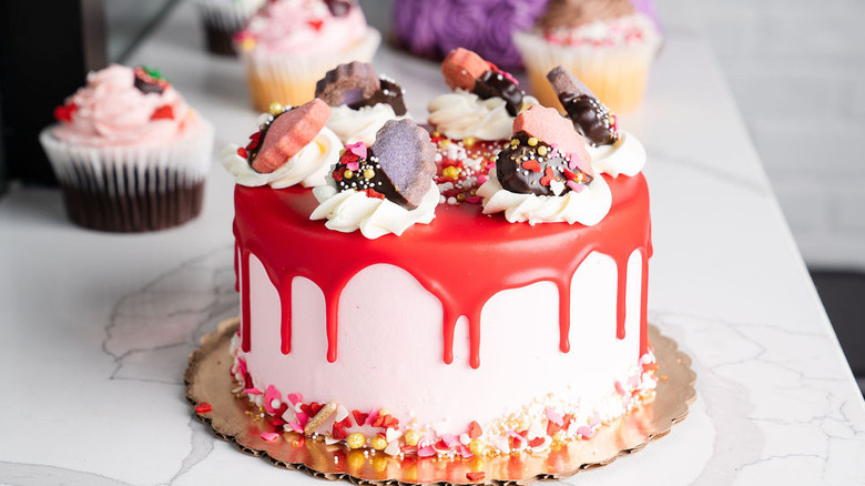 Cake topped with cookies