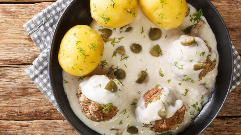 Meatballs in white sauce