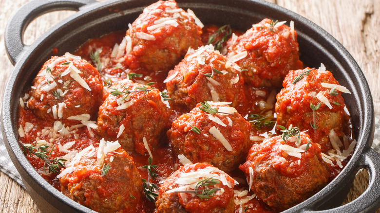 Red sauce meatballs black pan