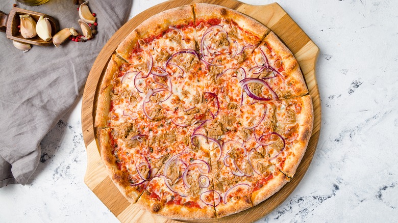 Tuna pizza with onion