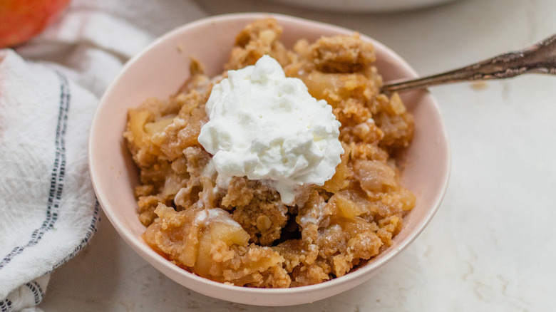 apple crisp in bowl