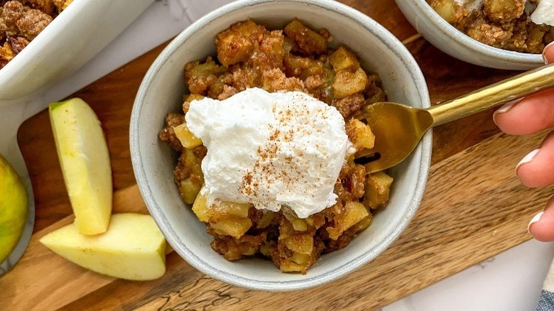 apple crumb with cream