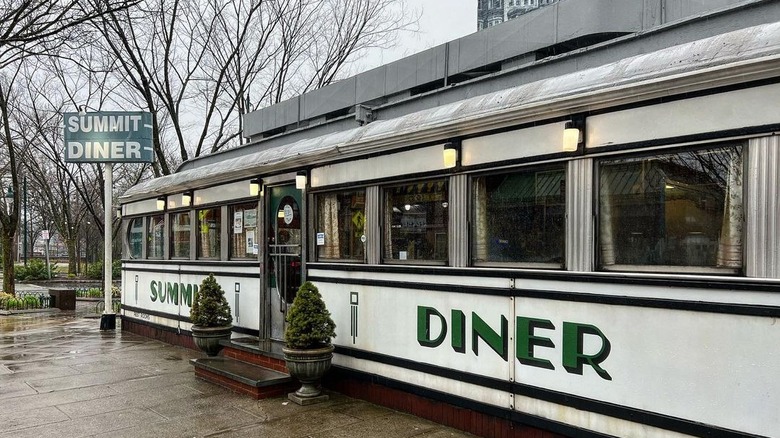 Summit Diner restaurant exterior