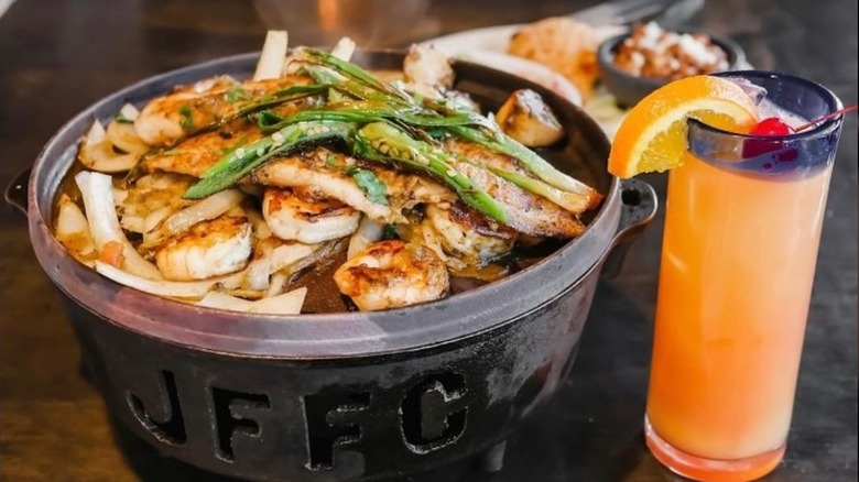 Juan's shrimp fajitas with cocktail