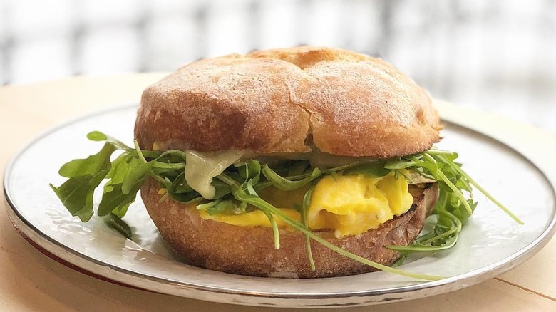 egg sandwich with arugula