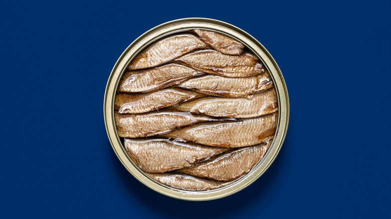 canned sardines with crackers