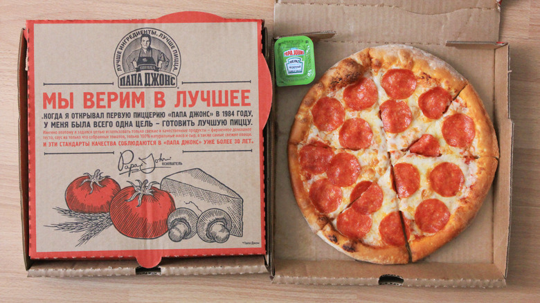 Papa John's pizza box in Russian