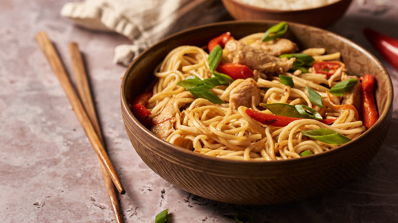 chicken lo mein in bowl