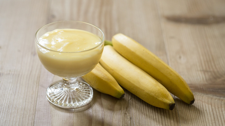 Pudding in glass with bananas 