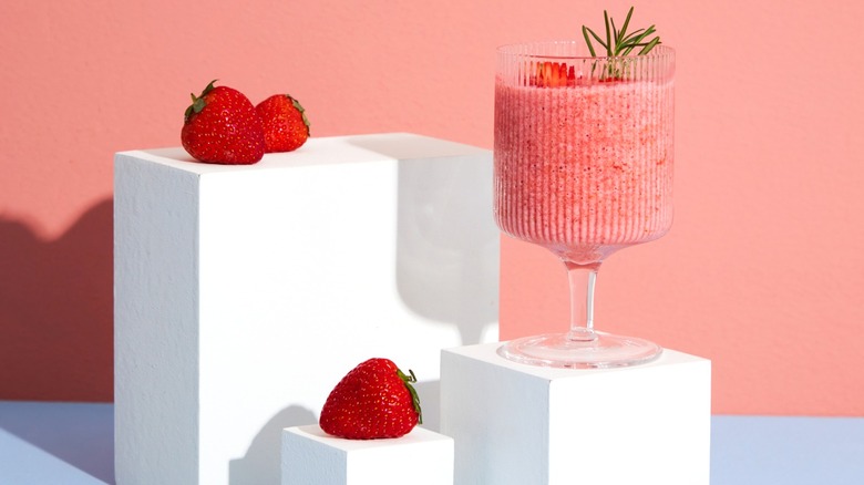https://www.tastingtable.com/img/gallery/19-tips-you-need-for-a-perfect-smoothie/intro-1675786081.jpg
