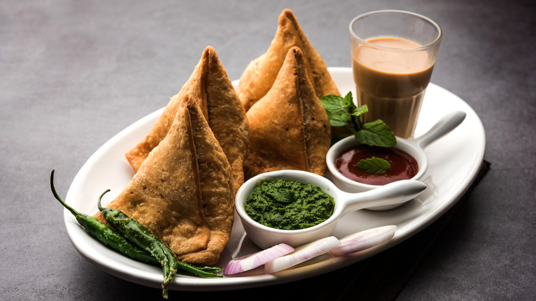 samosa and green chutney dish