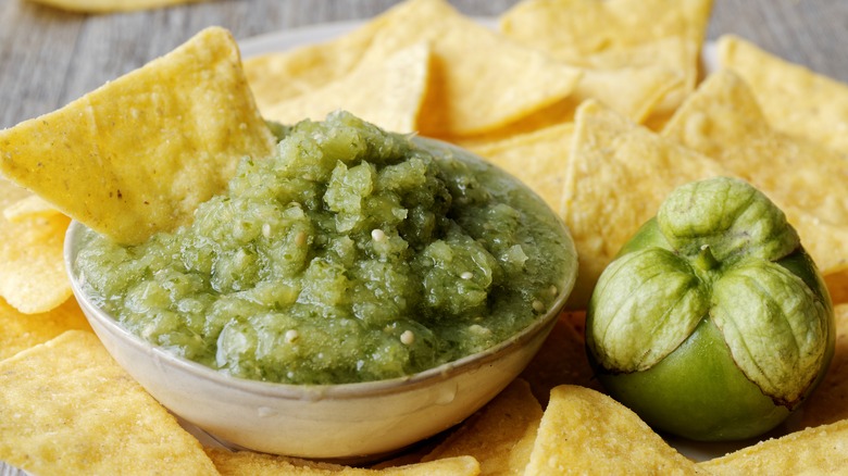 nachos with green tomatillo salsa