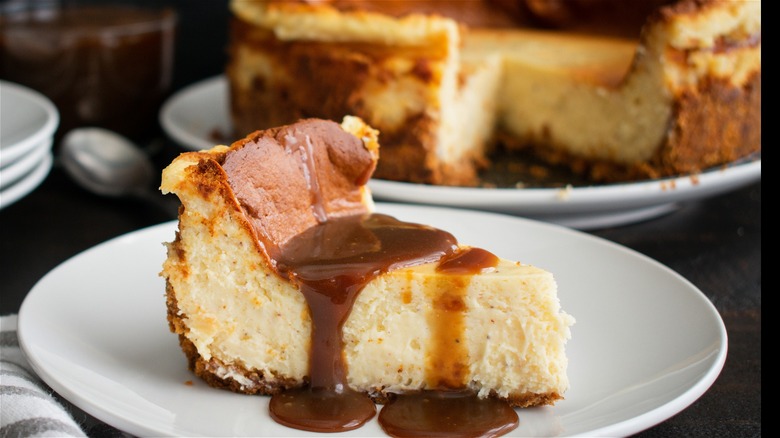 Eggnog cheesecake with caramel topping