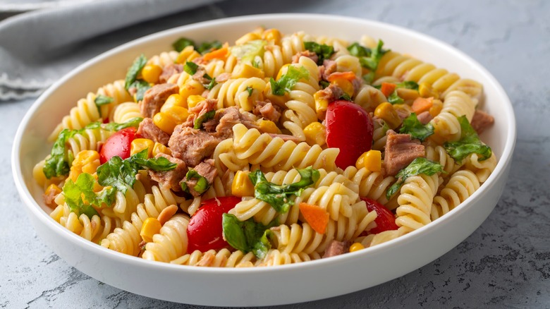 tuna pasta salad with tomatoes and garnish