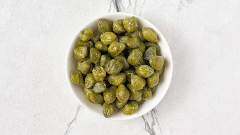 Caper buds in bowl