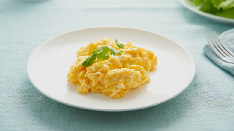 Scrambled eggs white plate