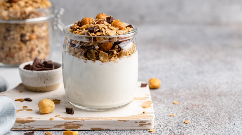 Yogurt parfait with granola