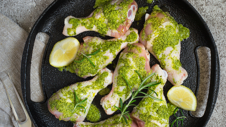 Drumsticks marinating in pesto