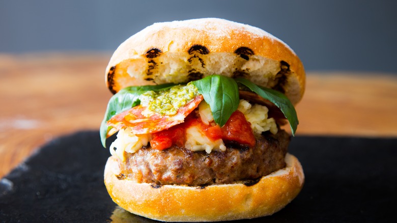 Burger with pesto and toppings