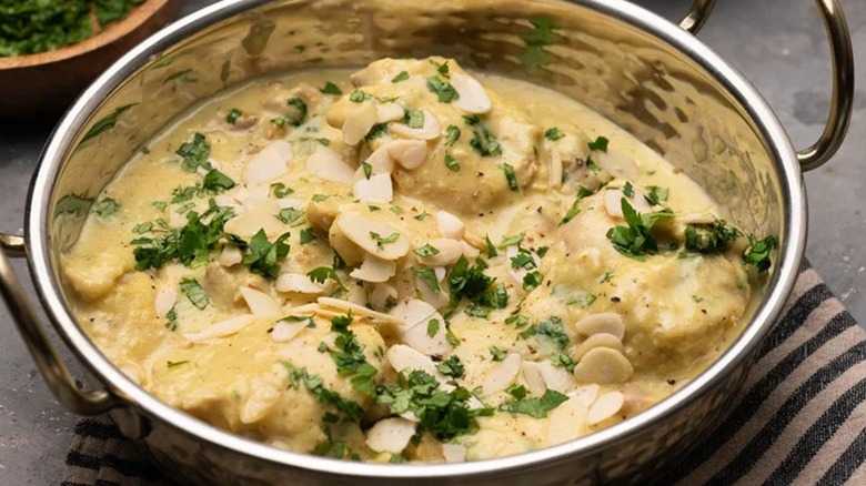 Chicken korma in a pot 