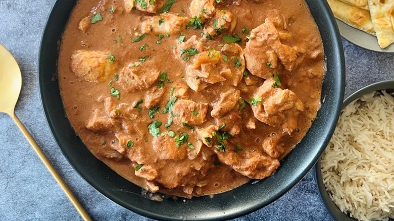 Overview of butter chicken in a pot 