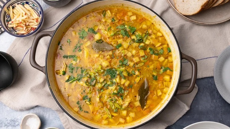 Overview of mulligatawny soup in a pot 