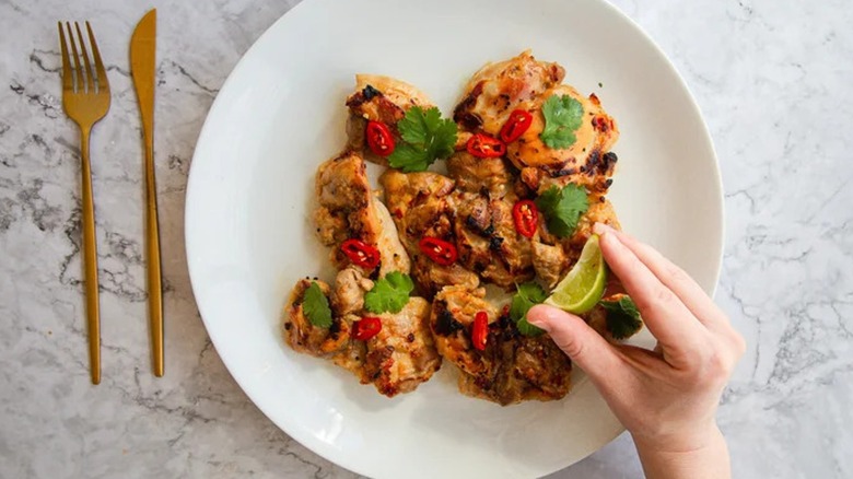 Overview of lemongrass chicken on a plate 