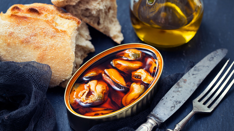 mussels in escabeche with bread