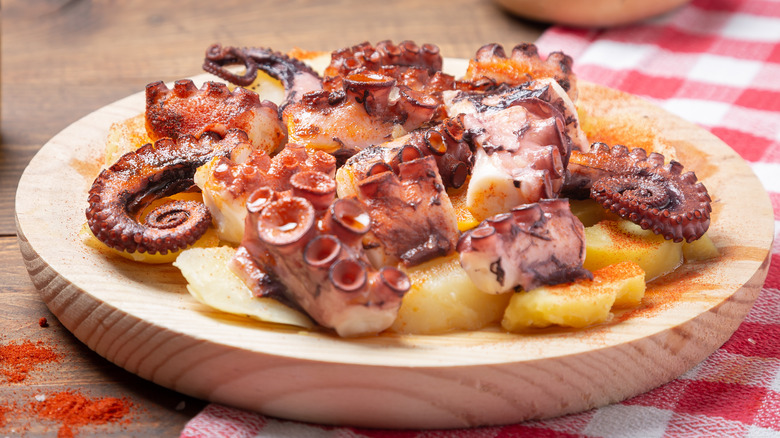 pulpo on wooden plate